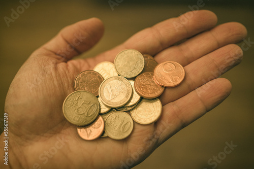 Kleingeld in Euromünzen wird in einer Hand gehalten