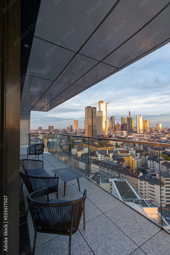 Wohnen in Frankfurt am Main mit Blick auf die Skyline.