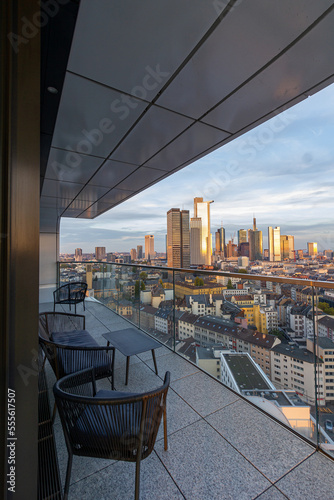 Wohnen in Frankfurt am Main mit Blick auf die Skyline.