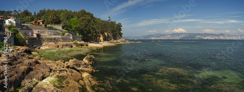 Foto Panoramic of a small beach between Cangas and Moaña