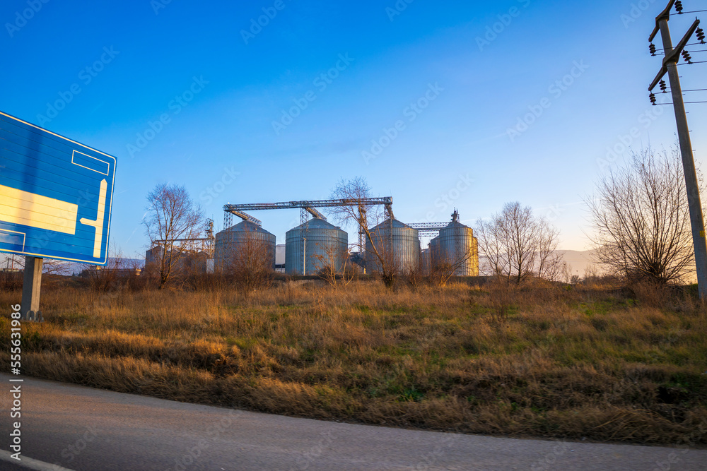 Obraz premium Grain elevator in the countryside
