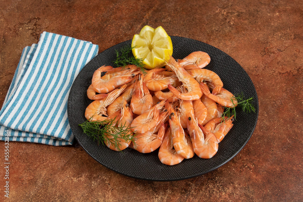 assiette de crevettes roses en gros plan sur une table
