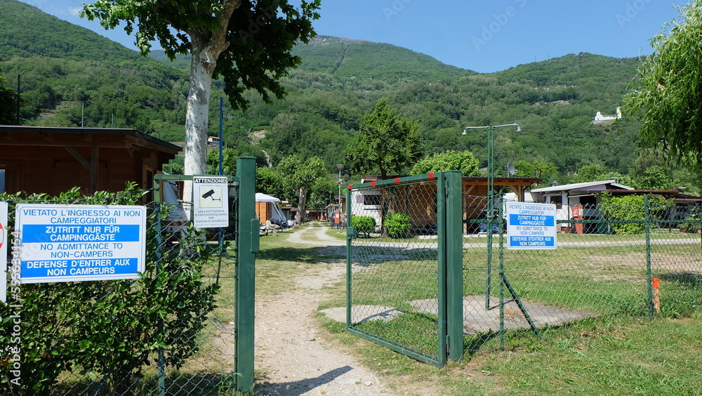 Zutritt nur für Campinggäste Schild Comer See Italien Zutritt nur für Campinggäste Schild Comer See Italien