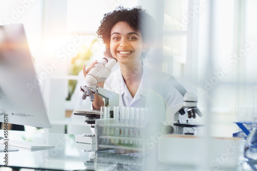 Tableau sur toile Female Scientist Working in The Lab