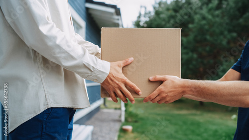 Foto Mailman Delivering a Parcel to an Addressee
