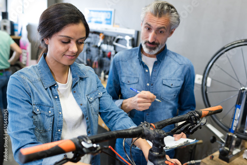 bike assembler assisted by the supervisor