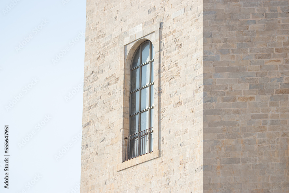 Ventana de una iglesia románica en Girona