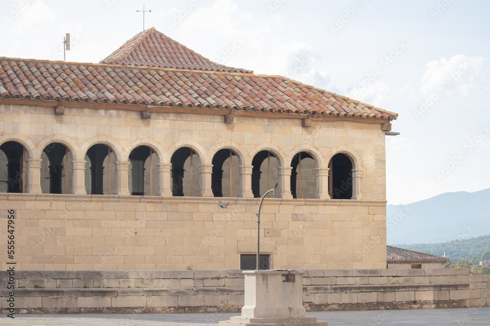 Facha edificio en Girona con vuelta románica