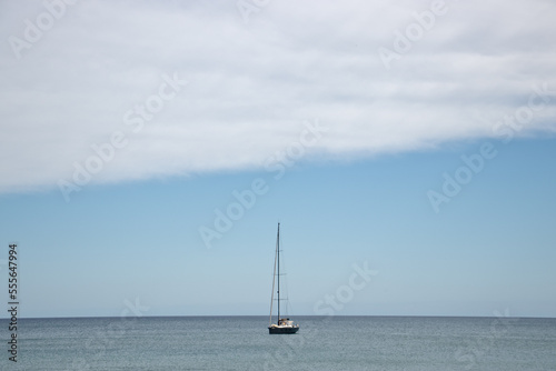 Costa mediterránea con velero