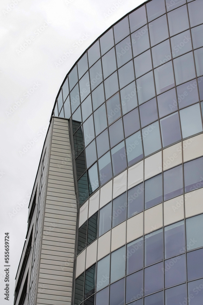 Obraz premium Mirrored windows on a tall modern building