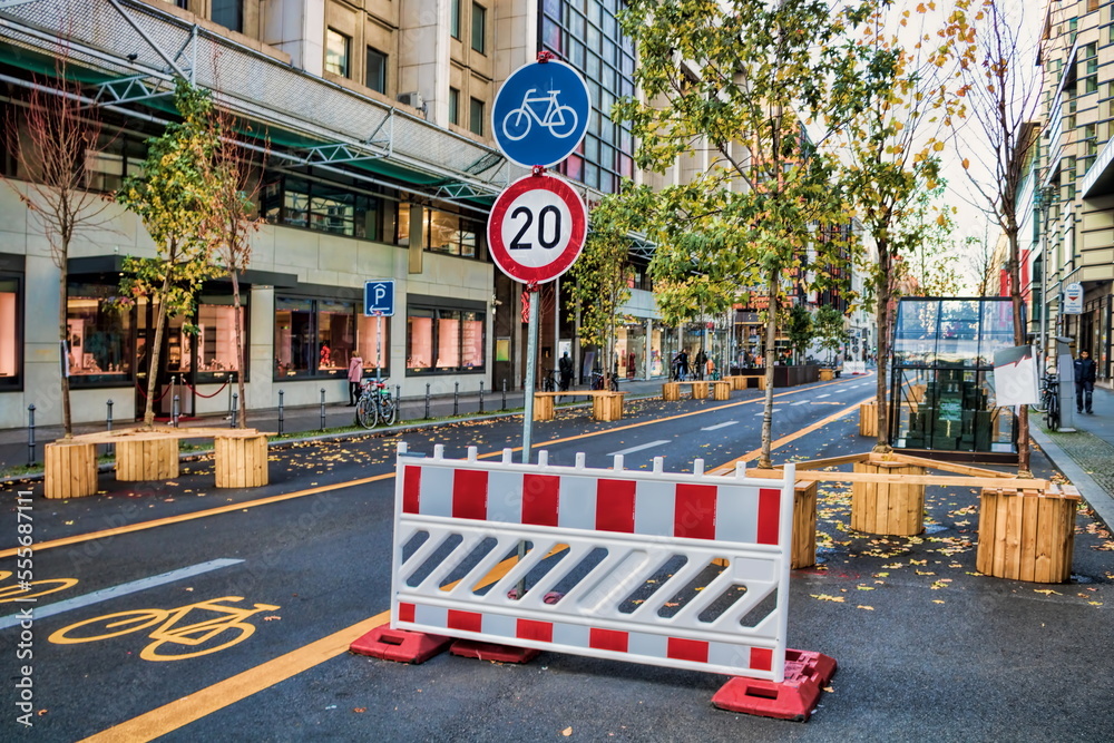 berlin, deutschland - autofreie friedrichstraße mit schild tempolimit 20