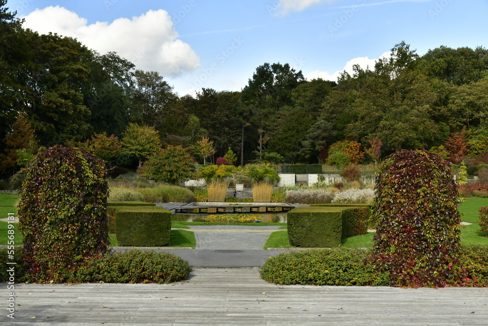 Le Jardin des Fleuristes avec ses plantes diverses entre les chemins et place en automne , à Laeken