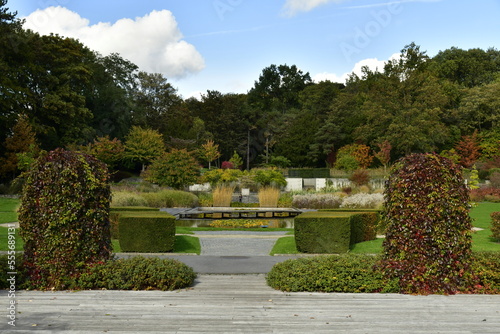Le Jardin des Fleuristes avec ses plantes diverses entre les chemins et place en automne      Laeken