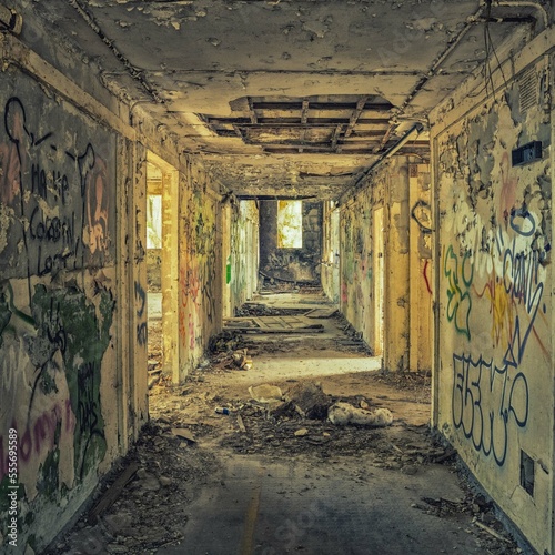 Foto Corridor in an abandoned and vandalised old airbase building