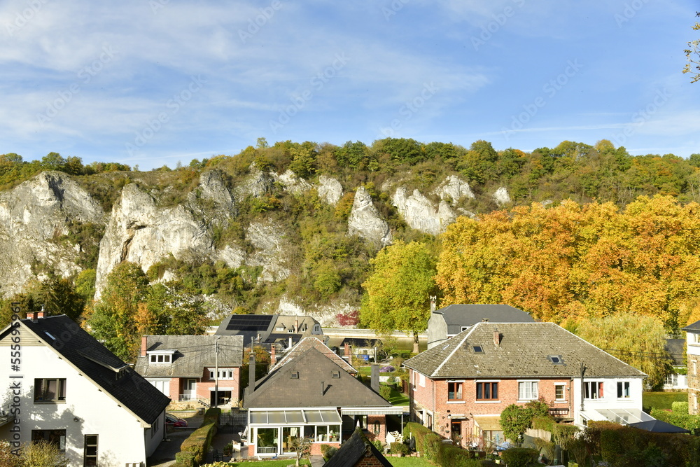 Pans de rochers parmi la végétation luxuriante des collines en automne à anseremme au sud de Dinant Pans de rochers parmi la végétation luxuriante des collines en automne à anseremme au sud de Dinant