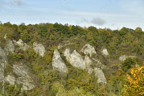 Pans de rochers parmi la végétation luxuriante des collines en automne à anseremme au sud de Dinant 