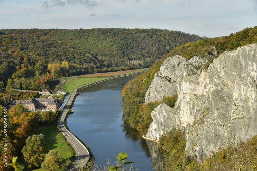 Les imposants rochers de Freyr dominant à pic la Meuse et en contrebas le château en style mosan du même nom au sud de Dinant 
