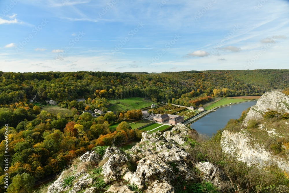 Les imposants rochers de Freyr dominant à pic la Meuse et en contrebas le château en style mosan du même nom au sud de Dinant 