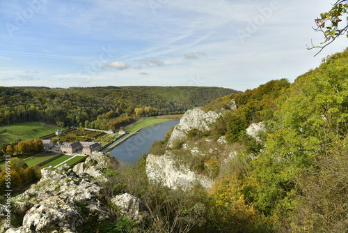 Cuadro en lienzo Les imposants rochers de Freyr dominant à pic la Meuse et en contrebas le châtea