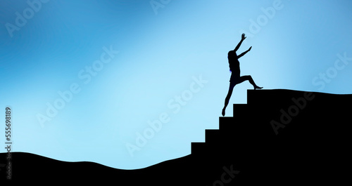 Silhouette einer Frau beim Hochsteigen einer Treppenstufe