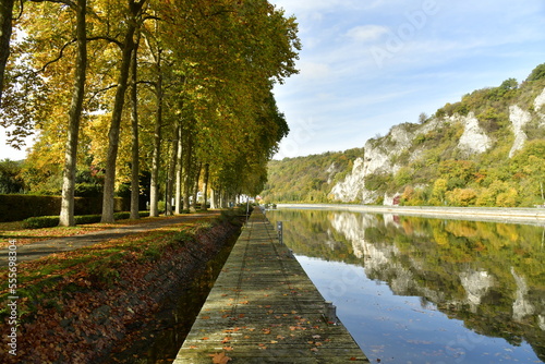 Imposants rochers en calcaire bordant la Meuse à Anseremme au sud de Dinant  photo