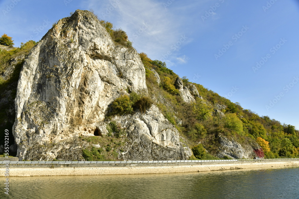 Les rochers majestueux entre la végétation luxuriante en automne dominant la Meuse à Anseremme au sud de Dinant Les rochers majestueux entre la végétation luxuriante en automne dominant la Meuse à Anseremme au sud de Dinant