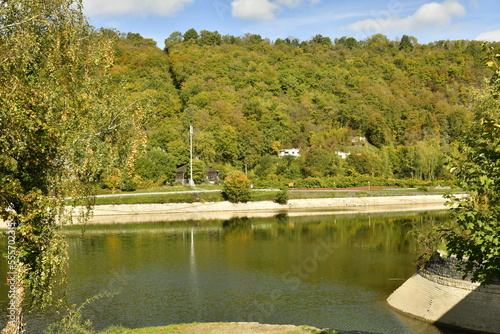 La végétation en automne sur l'une des collines dominant la Meuse à Anseremme au sud de Dinant  photo