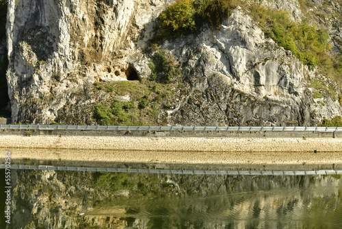 Cône d'éboulis se reflétant dans la Meuse à Anseremme au sud de Dinant 