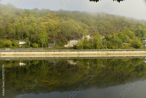 La Meuse sous la brume matinale en automne à Anseremme au sud de Dinant  photo