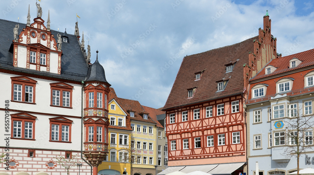 Stadthaus mit Coburger Erker und historischen Häusern in Coburg, Deutschland