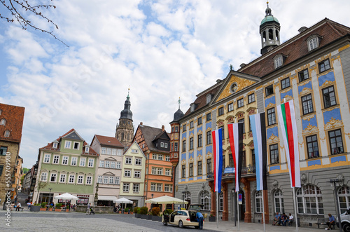 Rathaus mit historischen Stadthäusern und Moritzkirche am Coburger Marktplatz in Deutschland
