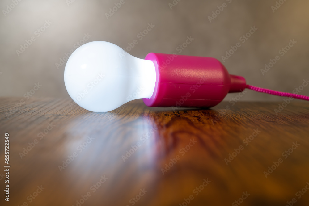 lampe led rose avec une muliere blanche posée sur une table lampe led rose avec une muliere blanche posée sur une table