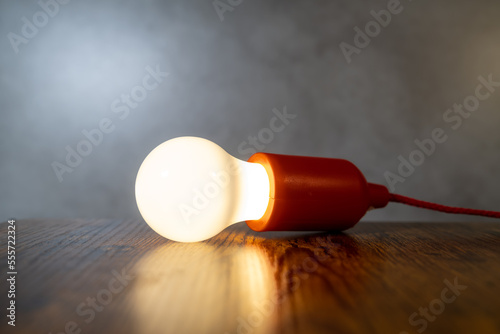 lampe led filaire rouge photo