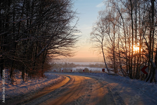 Droga o zachodzie słońca zimą i ostry zakręt.