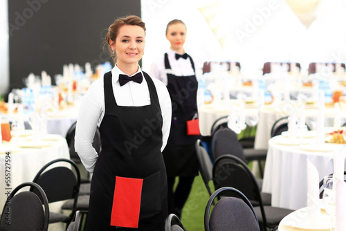 Obraz na płótnie Large group of waiters and waitresses standing in row. w salonie
