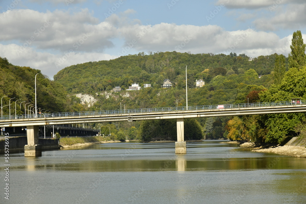 Le pont de Lustin traversant la Meuse dans une vallée Bucolique entre Namur et Dinant Le pont de Lustin traversant la Meuse dans une vallée Bucolique entre Namur et Dinant