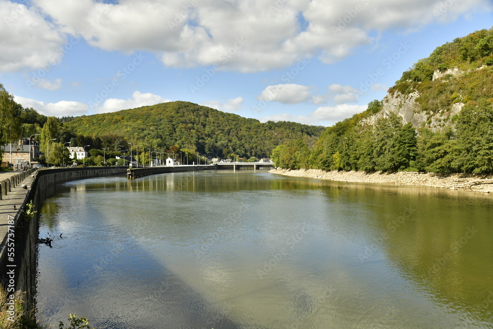 La Meuse en amont vers l'un des barrages-écluses entre les collines boisées entre Godinne et Lustin à 15 km au sud de Namur