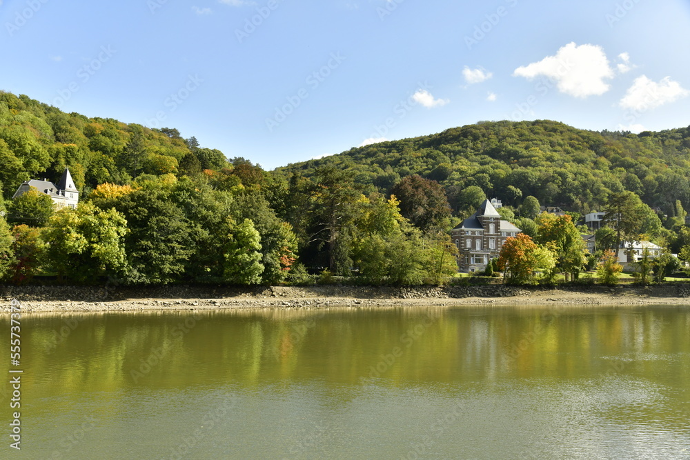 La Meuse réduite en état de rivière due à la sécheresse traversant une vallée verdoyante à Lustin-Godinne entre Dinant et Namur godinne