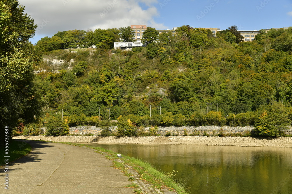 Petite route secondaire pour la promenade longeant la Meuse entre Yvoir ,Godinne et Lustin au milieu d'un paysage bucolique de collines boisées à une dizaine de Km au sud de Namur 
