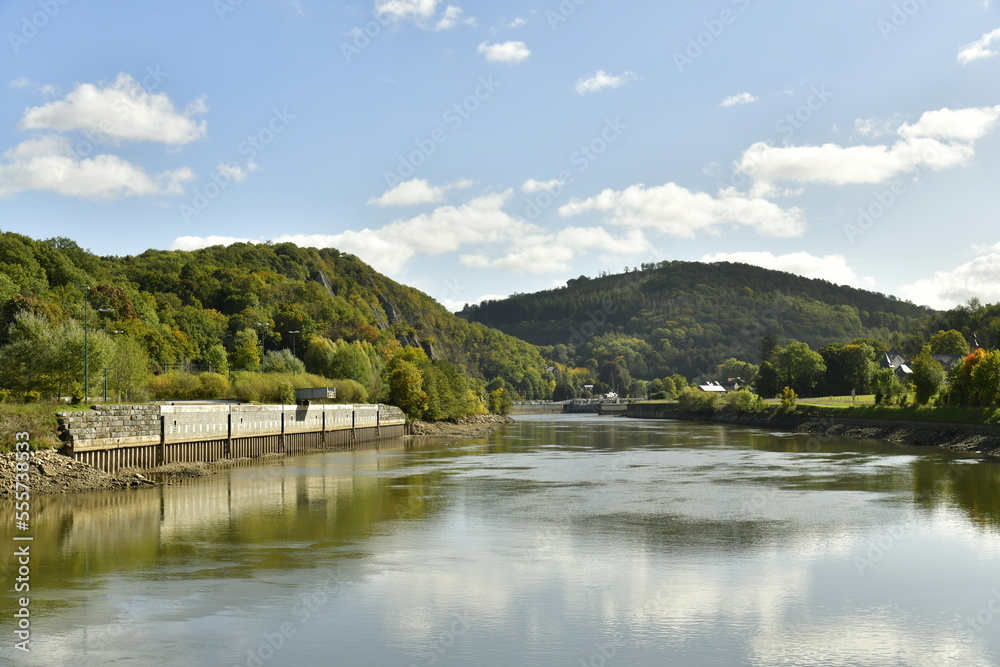 Digue en béton dans la Meuse en pleine nature entre Yvoir et Godinne au nord de Dinant 