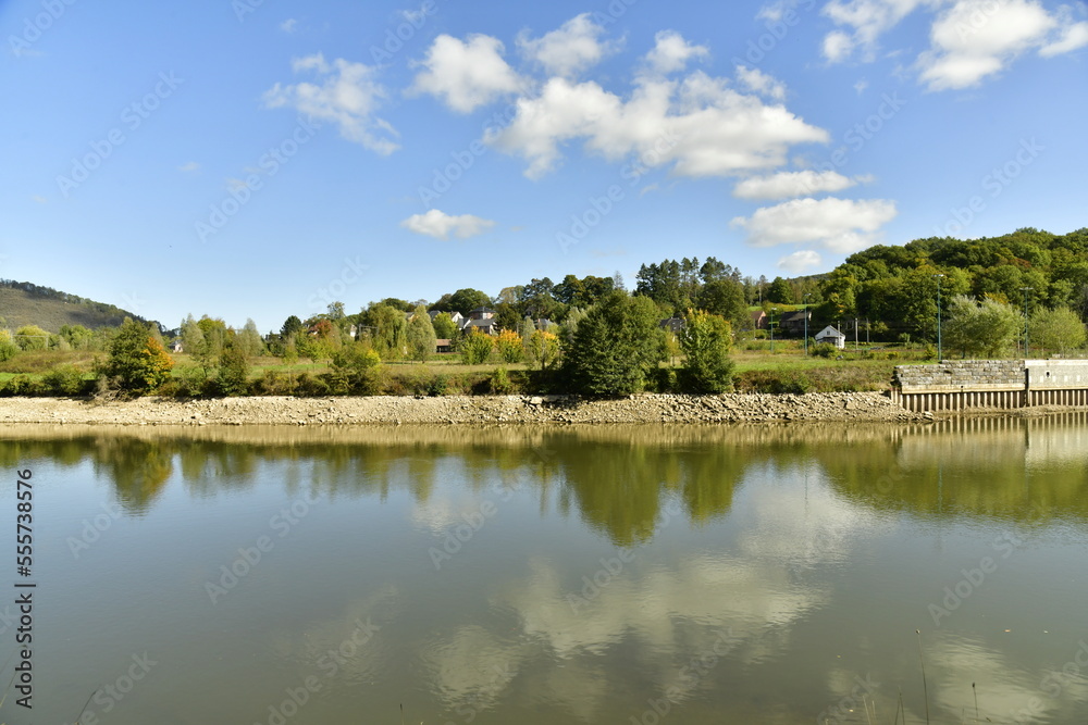La Meuse traversant une région sauvage entre Yvoir et Godinne au nord de Dinant La Meuse traversant une région sauvage entre Yvoir et Godinne au nord de Dinant