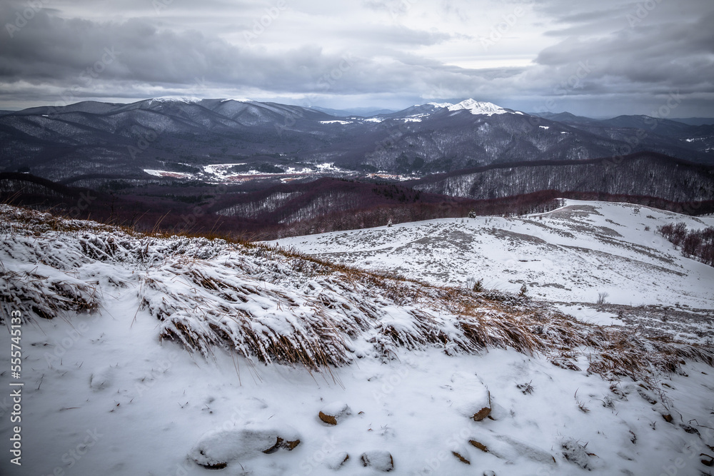 Zimowy krajobraz górski, Bieszczady, Polska