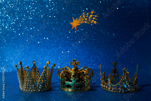 Leinwand Poster Three crowns of the three wise men with star over blue background