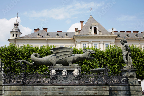 Lindworm Fountain with Rainerhof in the background, Neuer Platz, Klagenfurt, Carinthia, Austria