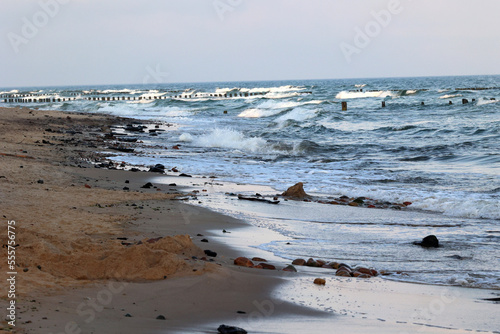 Widok na wzburzone morze z falami i falochronami