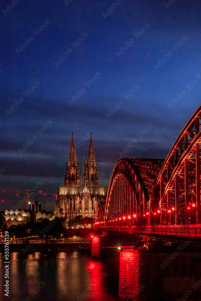 Die rot leuchtende Hohenzollernbrücke hochkant