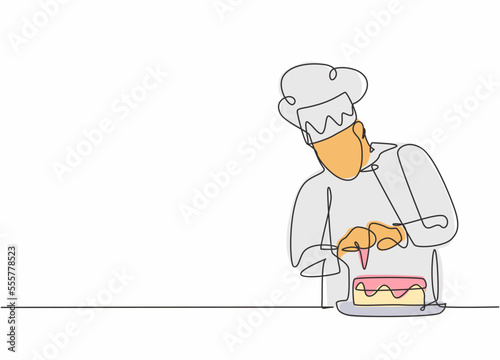 Single continuous line drawing of young male chef decorating birthday pastry cake with whipping cream on restaurant kitchen. Bakery food concept one line drawing design vector minimalism illustration