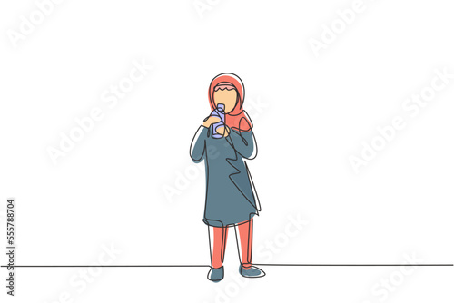 Single continuous line drawing Arabian girl standing while drinking a glass of milk to fulfill body's nutrition. Healthy lifestyles concept for kids. One line draw graphic design vector illustration