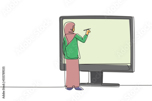 Single continuous line drawing Arabian male patient shaking hands with female doctor in smartphone holding clipboard. Online medical concept. Dynamic one line draw graphic design vector illustration