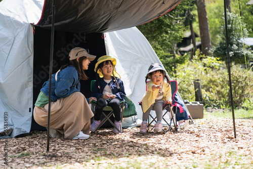 キャンプをする日本人の親子